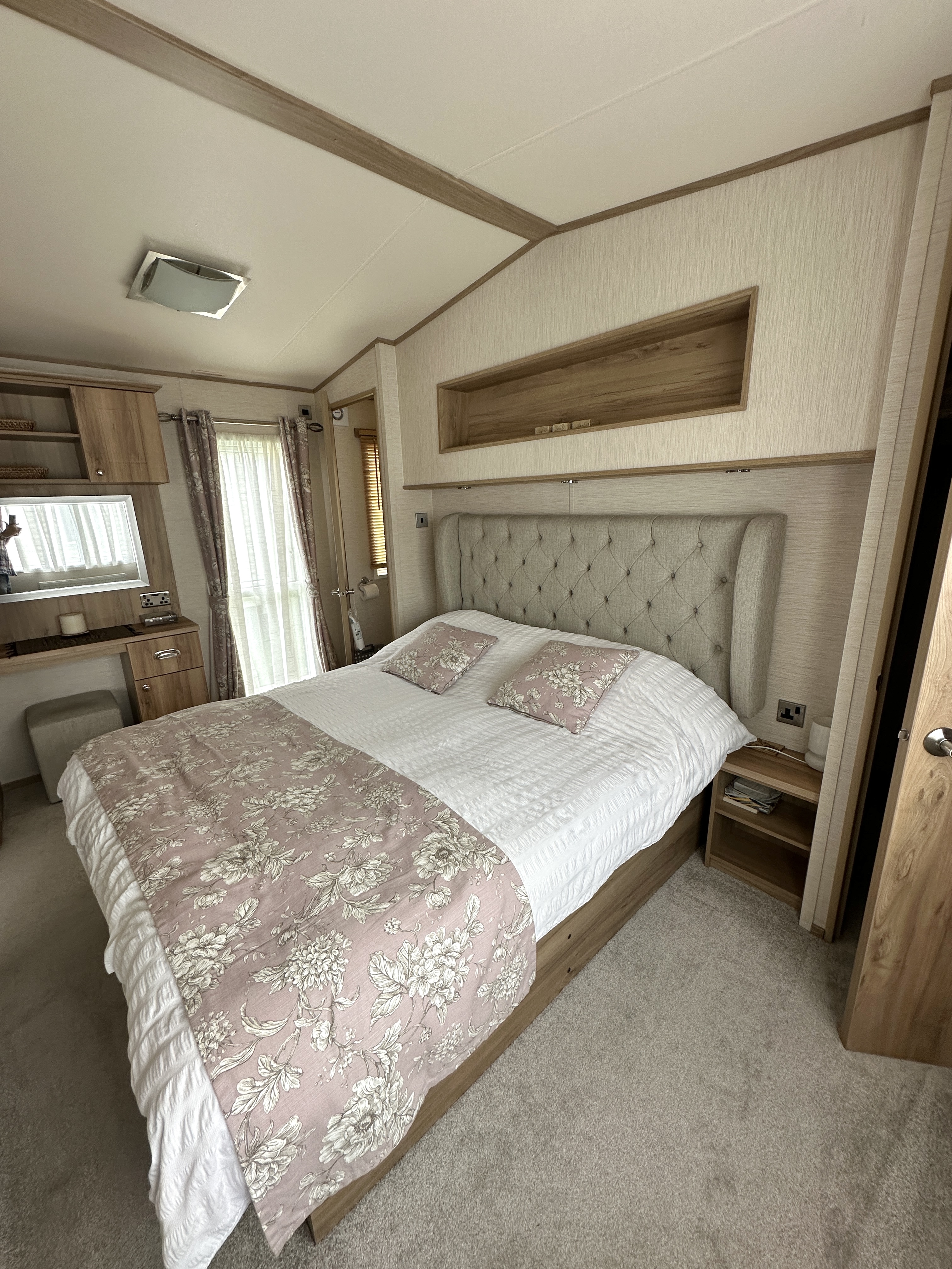 Image 2 of abi-ambleside-pre-loved-2016-luxury-caravan