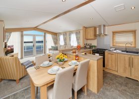 carnaby-glenmoor-lodge-dining-area-and-kitchen